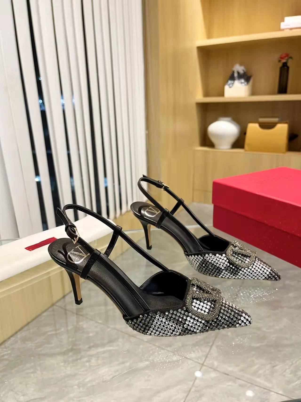👟👟Ex-factory price 440👟👟 Genuine leather sole + 40 Kloesch diamond buckle Valentino.Valentino big v buckle single shoes ㊙️Latest series of counter genuine version with perfect details. Authentic products are made one to one. All details are consistent with genuine ones. The upper foot is very pedicure type. The key point is that it is very good and easy to control. It does not wear the feet and does not tire the feet. It is a walking artifact. The last shape is completely compared to the counter. The details are perfect. It is impossible to make such an exquisite product without the original version. Exclusive molded brass color. The highest version on the market. Fabric: imported sheepskin, lining and foot pads are all sheepskin. Color: 13 colors available. Sizes (34 to 42). Customized size 34 and 42. Non-returnable and non-exchangeable. Heel height: 7CM. Rubber sole. Genuine leather sole +40
